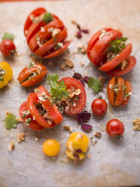 Tomatensalat mit Petersilie und Kresse — Stockfoto