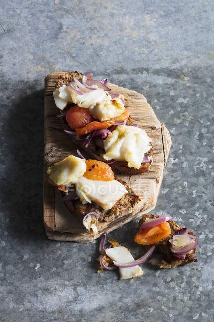 Pomme de terre cuite au four avec bacon et noix sur une assiette blanche — Photo de stock