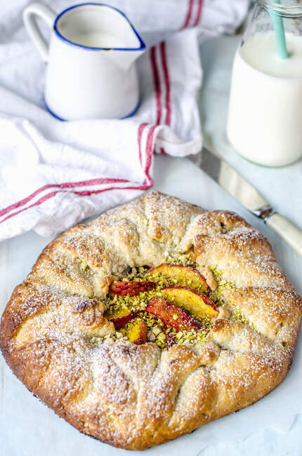 Rustic pie with peaches and pistachios — Stock Photo