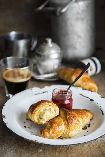Hausgemachte Croissants mit Marmelade und Kaffee — Stockfoto