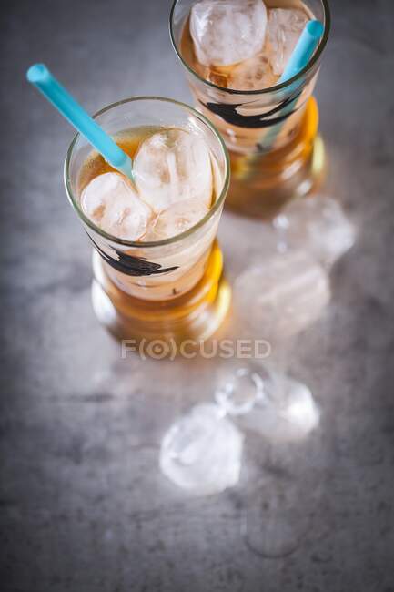 Ein Getränk mit Aperol, Weißwein und Holundersirup — Stockfoto