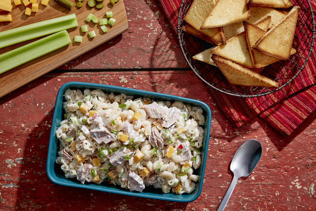 Салат из тунца и макарон, крупным планом — стоковое фото