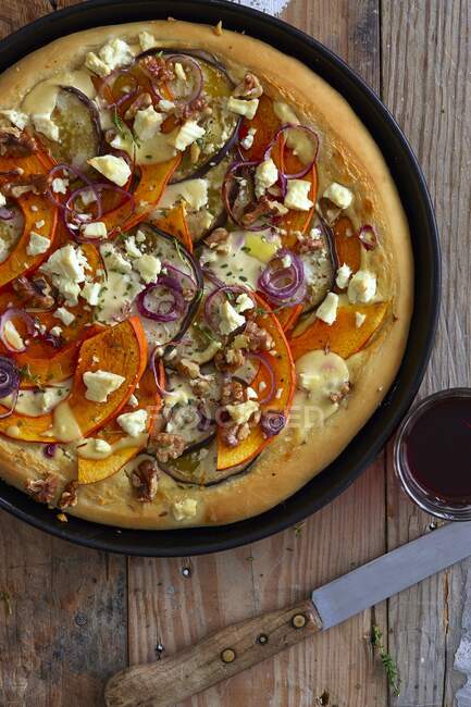 Пицца с тыквой, баклажанами и красным луком — стоковое фото