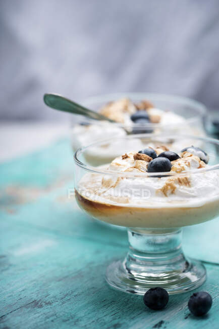 Vegan peanut butter pudding with soy cream and caramel — Stock Photo