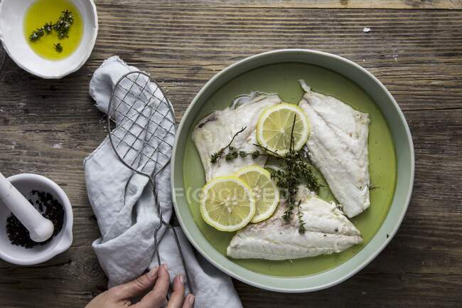 Fillet of plaice with lemon, olive oil and thyme — Stock Photo