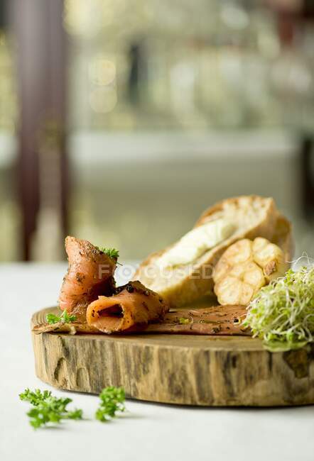 Маринованный копченый лосось с хлебом и чесноком — стоковое фото