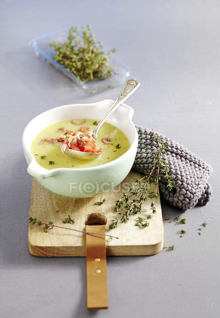 Potato soup with shrimps and thyme — Stock Photo