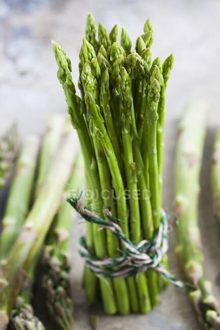 Um feixe de espargos verdes — Fotografia de Stock