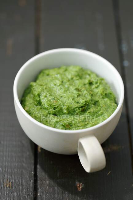 Hausgemachtes Brokkoli-Spinat-Pesto in einer Tasse — Stockfoto