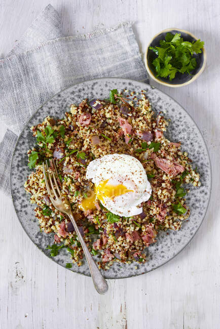 Couscous with herbs and ham and poached egg — Stock Photo