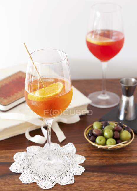 Aperol Spritz e Campari Spritz in bicchieri sul tavolo di legno — Foto stock