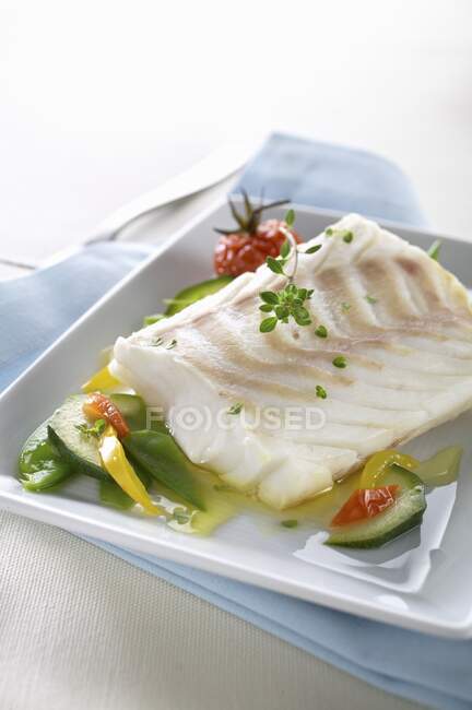 Filetto di merluzzo bianco con verdure primaverili — Foto stock