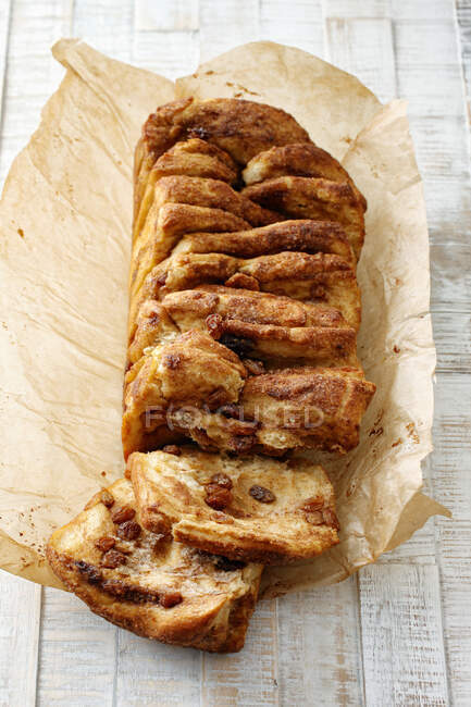 Close-up shot of delicious Cinnamon and raisins pull-apart bread — Stock Photo