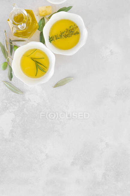 Olive oil with salt and gree olive — Stock Photo