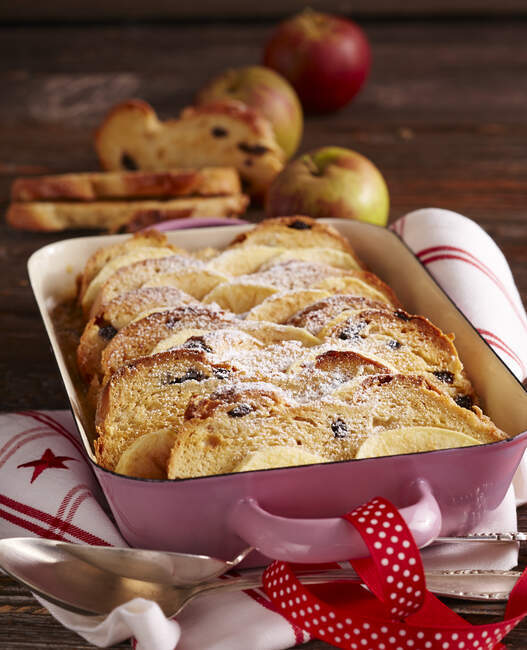 Raisin bread plait bake with apple — Stock Photo