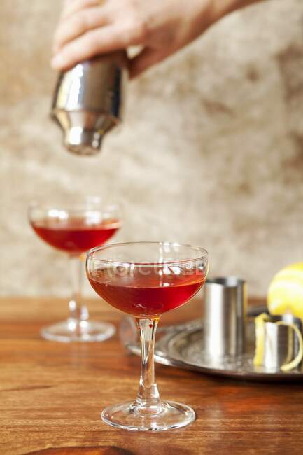 Un cocktail versé d'un shaker dans des verres — Photo de stock