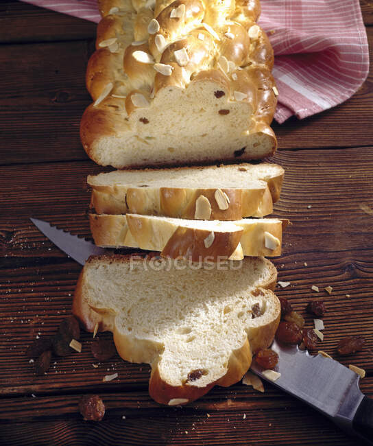 Böhmisches Brot in Scheiben geschnitten mit einem Messer auf einem hölzernen Hintergrund — Stockfoto