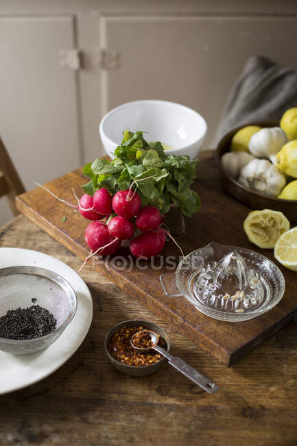 Ravanelli e preparazione cucina — Foto stock