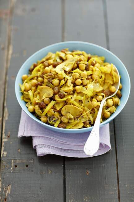 Chou braisé aux pois chiches, raisins secs et curry — Photo de stock