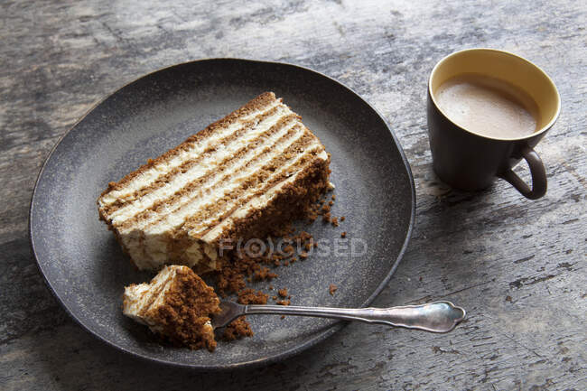 Schichtenhonigkuchen und Kaffee — Stockfoto