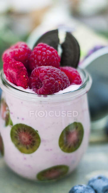 A raspberry smoothie with kiwi berries and Oreo biscuits — Stock Photo