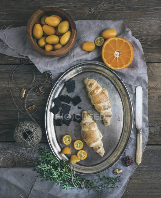 Rustikales Frühstücksset mit Croissants — Stockfoto