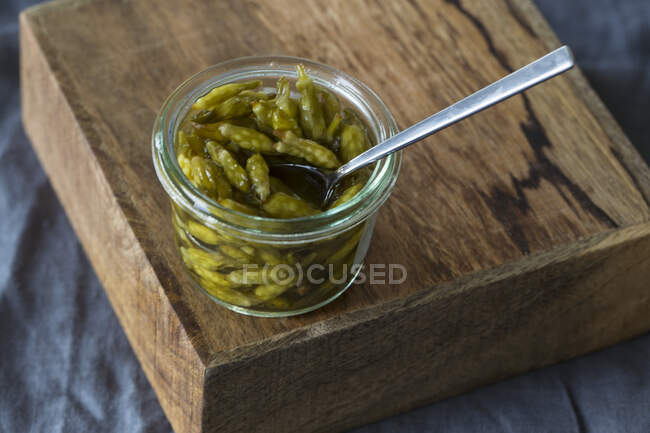 Wild garlic capers in a jar — Stock Photo