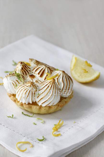 Zitronen-Baiser-Torte mit Schale und Kräutern — Stockfoto