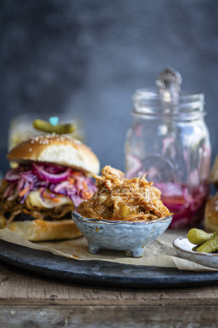 Porco puxado para hambúrgueres na mesa — Fotografia de Stock