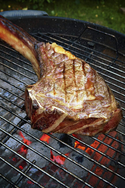Un steak tomahawk de boeuf grillé — Photo de stock