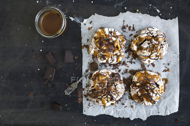 Salted caramel and chocolate meringues — Stock Photo