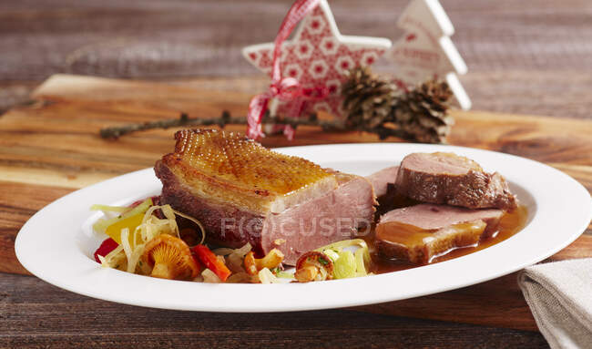 Roasted goose breast with leek and chanterelle mushrooms — Stock Photo