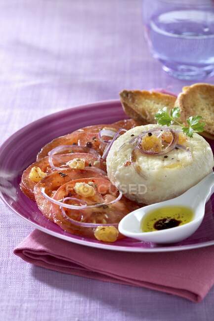 An appetiser of goat's cheese and tomatoes — Stock Photo