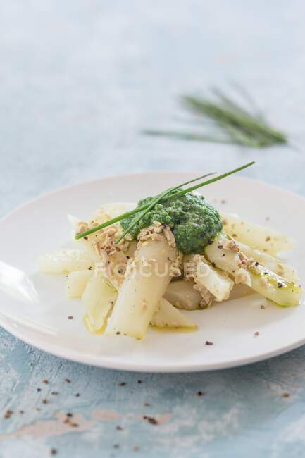 Black root salad with a chive pesto — Stock Photo
