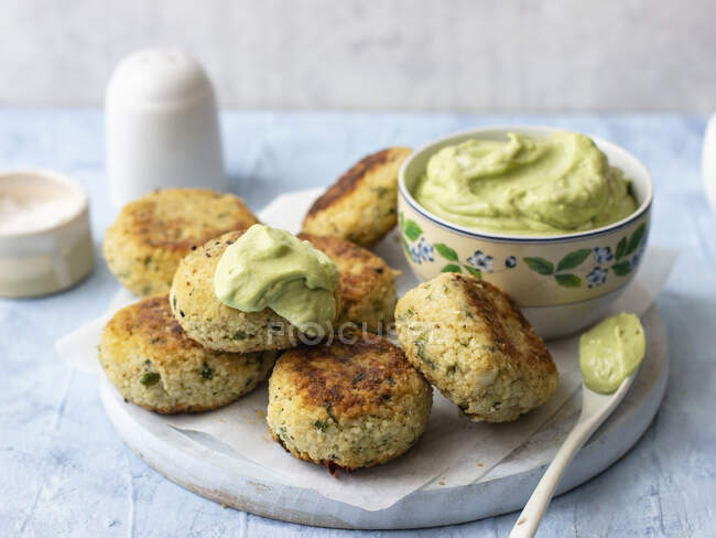 Cous cous and cauliflower patties, avocado and yogurt dip — Stock Photo