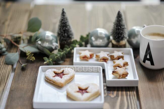 Gebäck in kleinen Schalen und weihnachtlicher Tischdekoration — Stockfoto