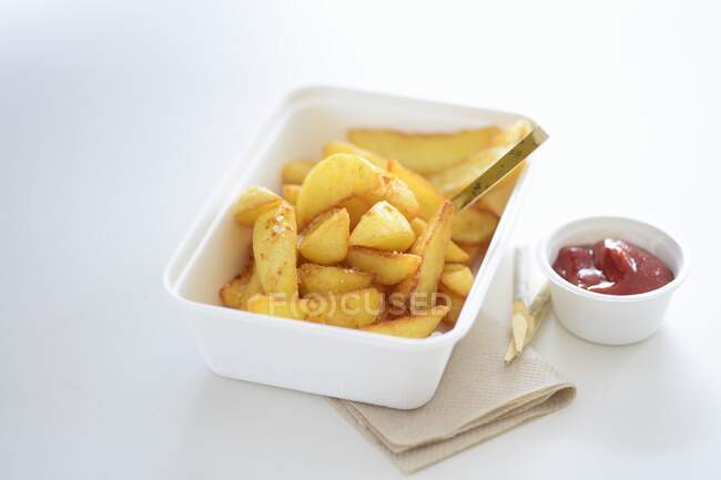 Chips e ketchup in scatole da asporto — Foto stock
