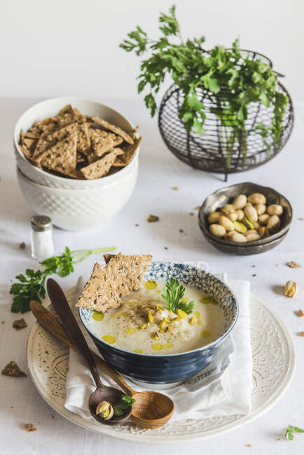 Parsley root and pear soup with pistachio — Stock Photo