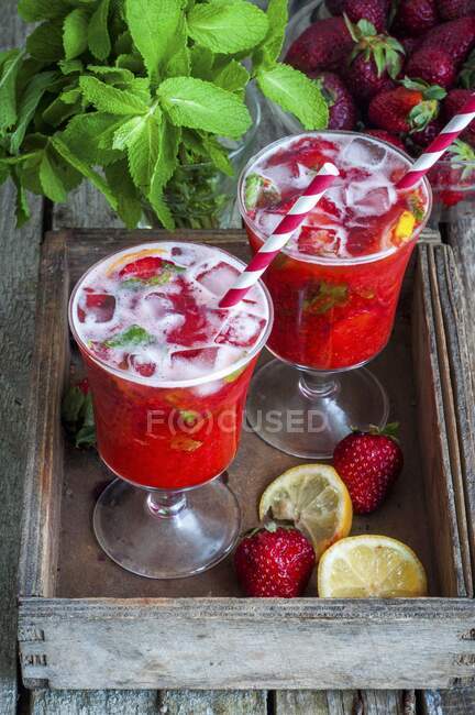 Erdbeer-Limonade in zwei Gläsern mit Strohhalmen — Stockfoto