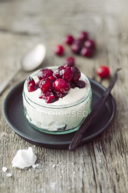 Vanilla cream with cranberries and meringue crumbs — Stock Photo