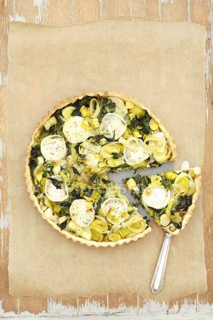 Tart with spinach, leeks and goat s cheese — Stock Photo