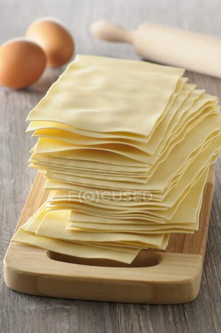 Assiettes lasagnes sur une planche en bois — Photo de stock