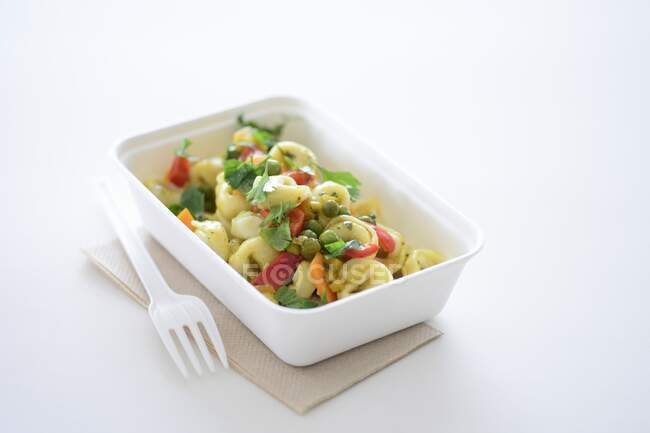 Tortellini with vegetables in a takeaway box — Stock Photo