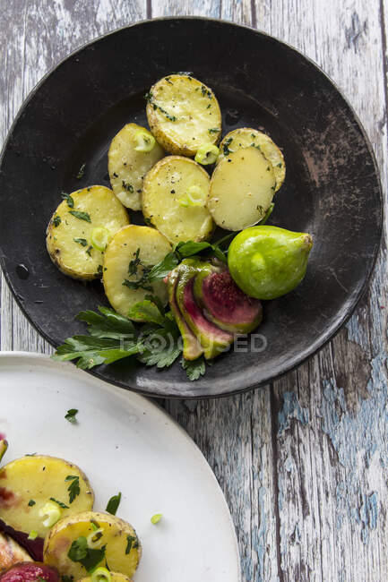 Olive oil potatoes with herbs and balsamic figs — Stock Photo