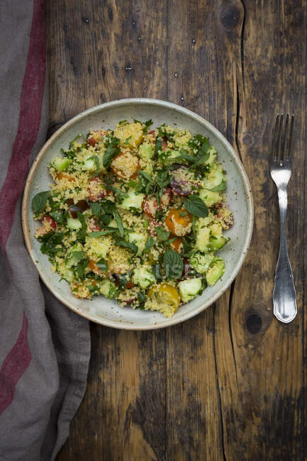 Insalata di Tabbouleh: insalata di couscous con pomodori, cetriolo, cipolle rosse, prezzemolo e menta — Foto stock