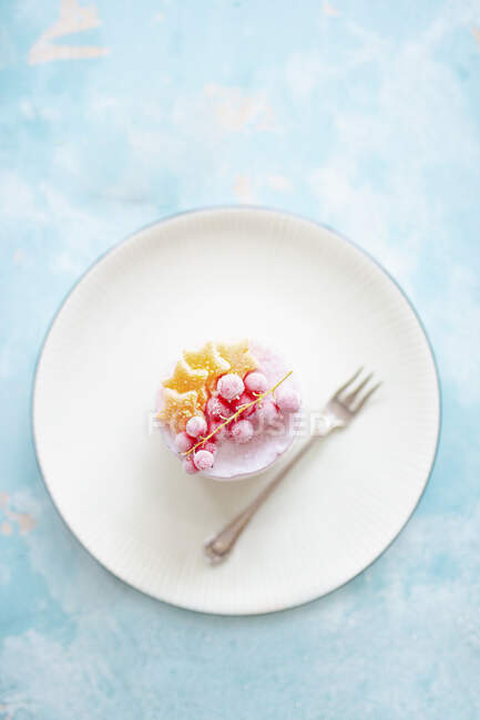 Ice cream parfait with redcurrants and mango — Stock Photo