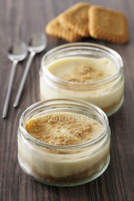 Small cheesecakes with speculoos biscuit bases — Stock Photo