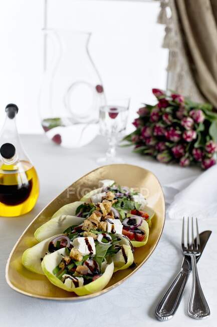 Цикорійський салат з фетою та бальзамічною глазур'ю — стокове фото