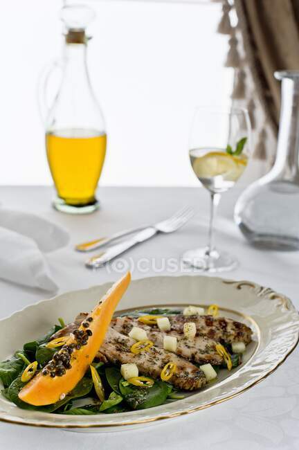 Spinach salad with mango, papaya, grilled chicken and herbs — Stock Photo