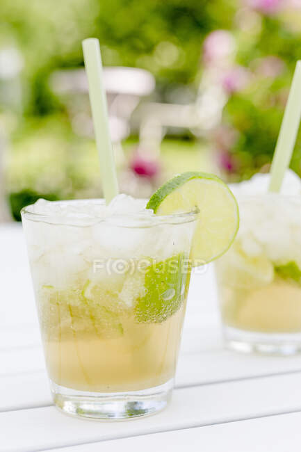 Virgin caipirinha cocktails with lime and ice cubes — Stock Photo